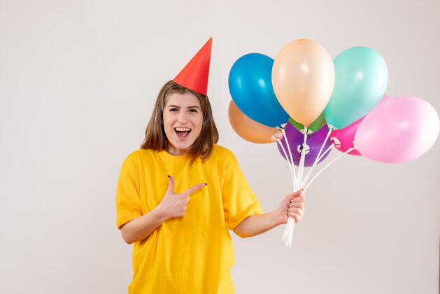 年轻女性手持白色气球的年轻女子庆祝看法人