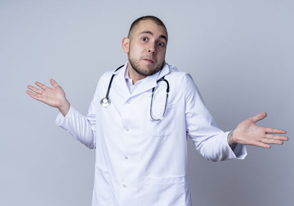 医生困惑的年轻男医生穿着医用长袍 脖子上戴着听诊器 双手空空的 被隔离在白色皮肤上脖子困惑男性
