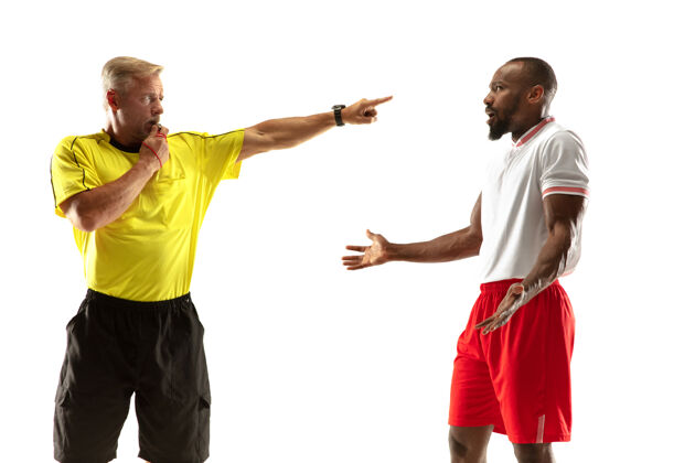表情裁判用手势向足球或足球运动员指路愤怒男人运动装