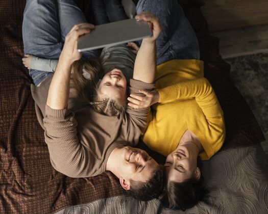设备一家人躺在床上视频会议亲子关系家庭