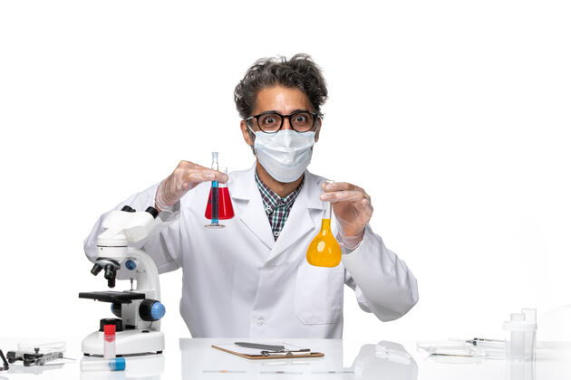 实验室正面图中年科学家穿着特制的混合液套装化学正面混合