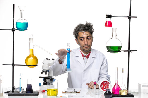 科学正面图身穿医疗服的中年科学家手持蓝色溶液化学实验室专业