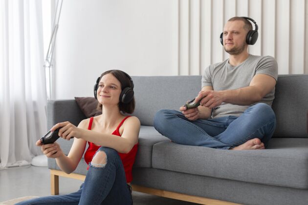 在线老婆和老公一起在家玩电子游戏乐趣水平操纵杆