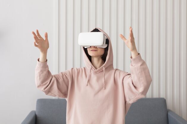 享受戴着虚拟现实护目镜玩电子游戏的年轻女子虚拟视频游戏虚拟现实