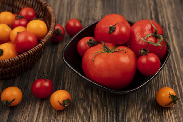 大小大尺寸红色西红柿的顶视图在一个木制的墙上碗新鲜大食品