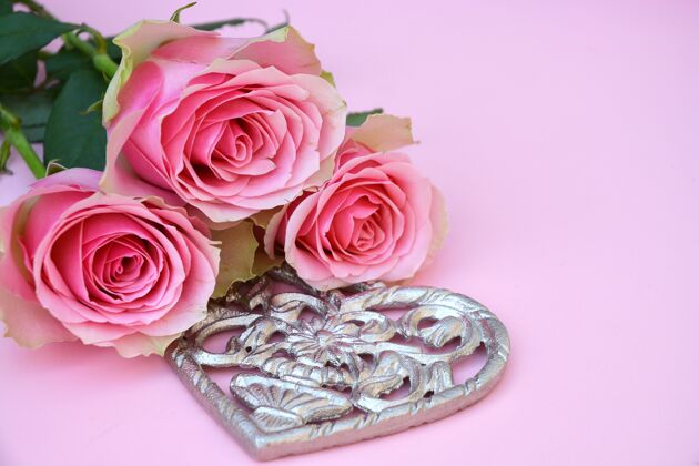 形状粉红色表面有金属心形的粉红玫瑰特写镜头花园粉色风格