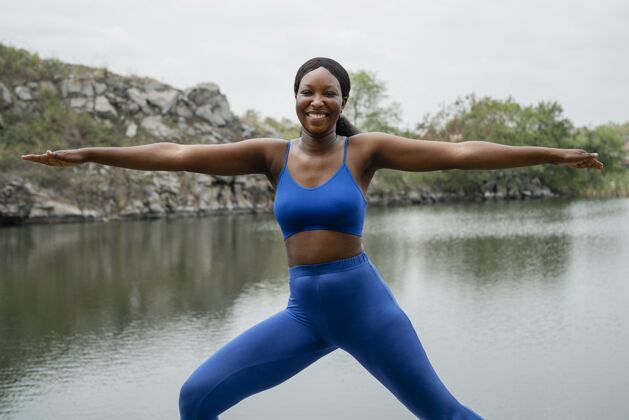 身体平衡在外面教瑜伽姿势的女人健康放松女人
