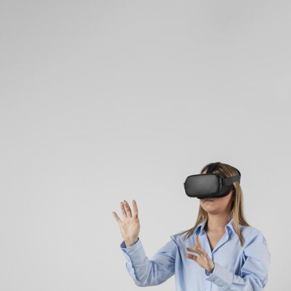 研究戴着虚拟现实眼镜的女人有复印空间虚拟现实眼镜女人复制空间