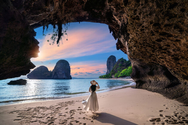 岛屿走在泰国克拉比railay海滩上的女人浪漫沙滩船