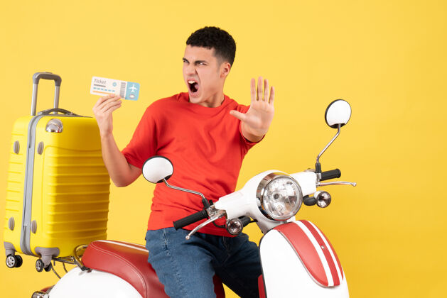 高尔夫球手前视图愤怒的年轻人骑着轻便摩托车 手里拿着售票的停车标志健康健身房标志