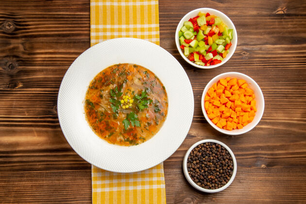 美味俯瞰美味的蔬菜汤与切片蔬菜在棕色的木制桌子上汤食品蔬菜调味料顶部晚餐汤