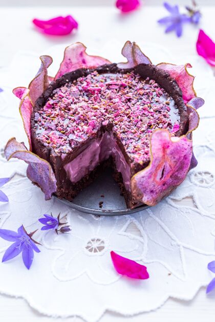 蔓越莓水平拍摄的切梨生素食紫色蛋糕脱水梨上的白色桌面素食烹饪美味自制