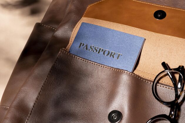 背包带护照和眼镜的特写背包行李眼镜护照