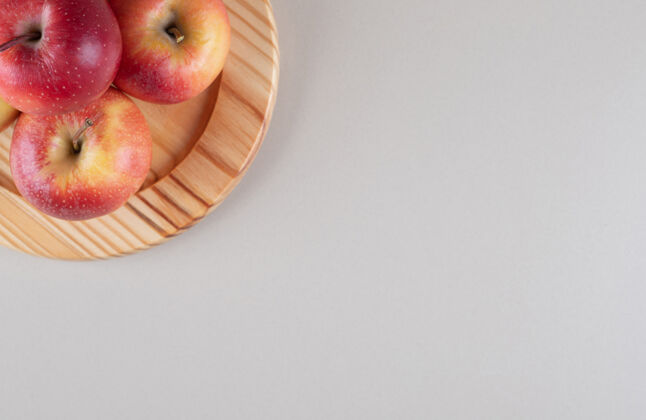 健康美味的苹果捆在大理石盘上新鲜风味饮食