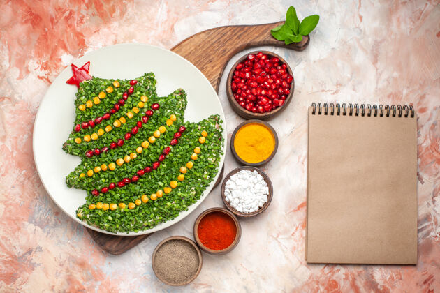 水果顶视图美味的节日沙拉在新年树形状与调味品在灯光背景美食背景健康