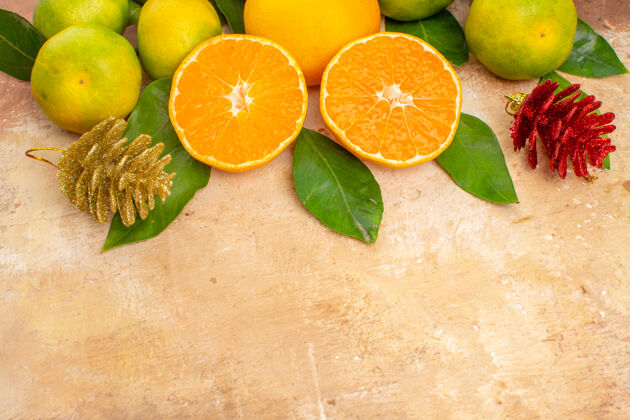 新鲜在浅色背景上俯瞰酸绿色的橘子柑橘水果果汁