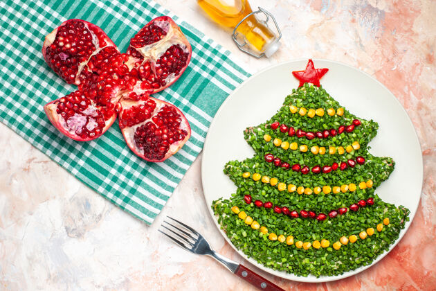新年顶视图美味的绿色沙拉在圣诞树形状的灯光背景背景水果健康