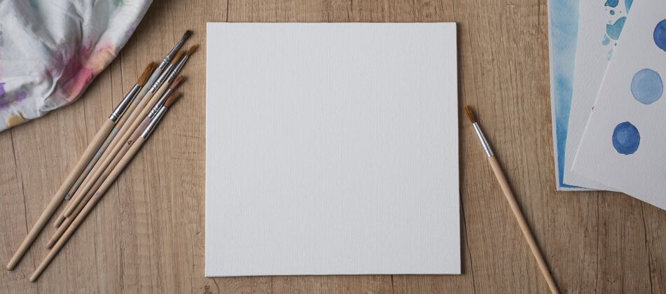 艺术桌面上的顶视图绘画工具平面布局画笔纸