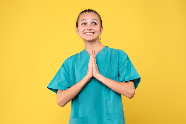 人正面图女医生穿着医用衬衫微笑做梦 covid-19卫生院病毒色护士感慨梦微笑女性