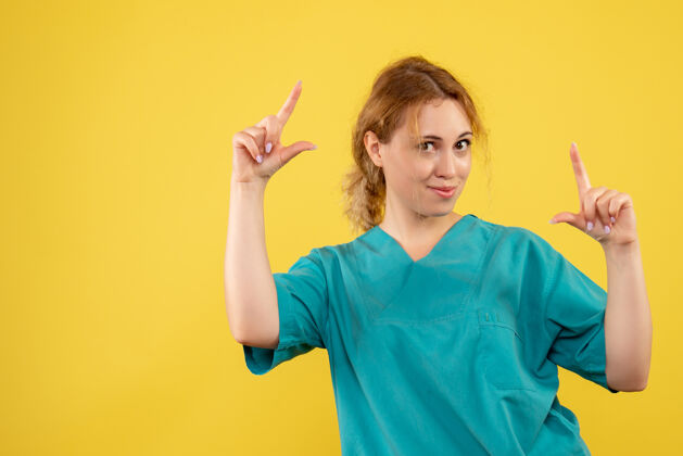 医疗前视图穿着医疗衬衫的女医生 医护人员covid-19健康色女人成人黄色