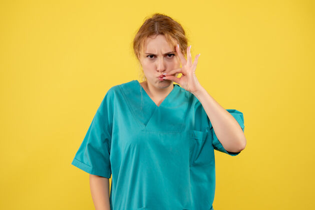 黄色正面图女医生穿着医用衬衫 医院医护人员covid-19护士彩色保健药人微笑颜色