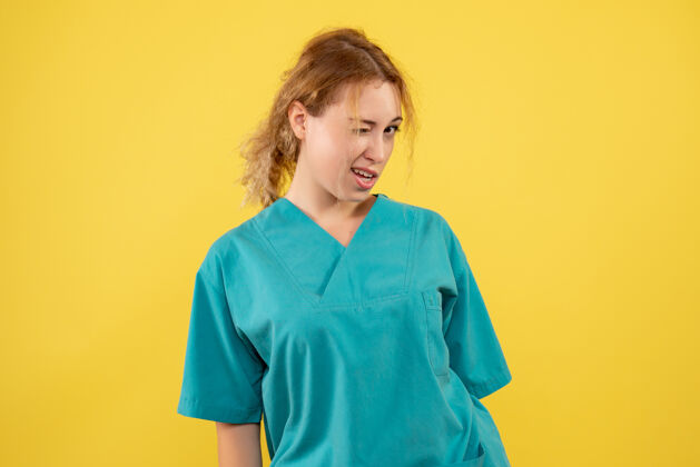人前视图穿着医疗衬衫的女医生 颜色covid-19护士健康医生护士健康女性