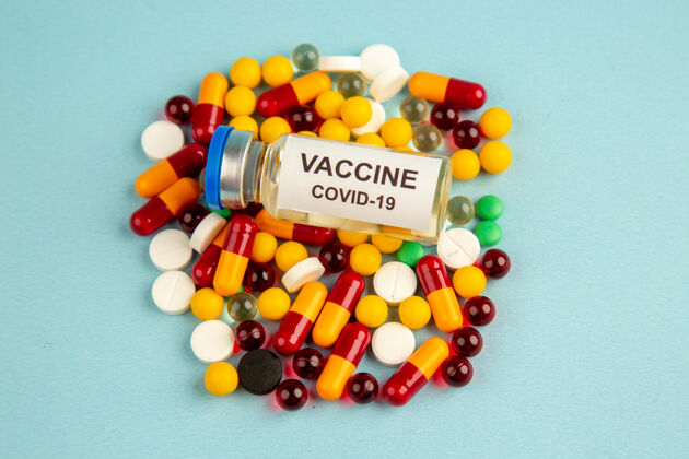 彩色药丸正面图蓝色表面彩色疫苗药丸卫生院科维-科学实验室药物病毒大流行容器病毒大流行