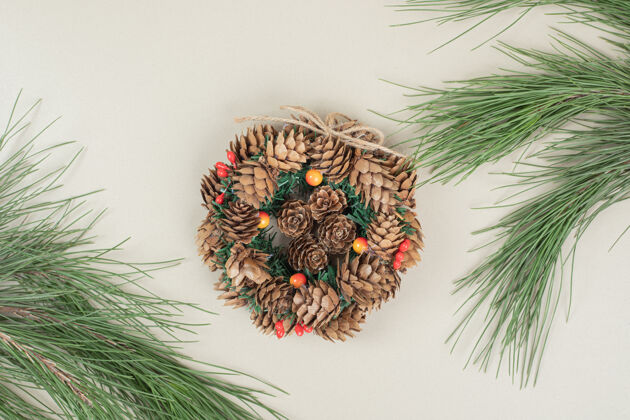 装饰品用松果和冬青浆果装饰的圣诞花环树枝冬青果圆锥形