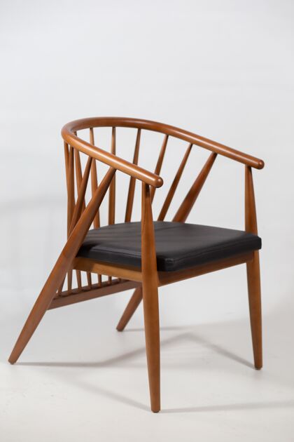 椅子一张白色椅子后面的木椅的垂直镜头室内旧的空