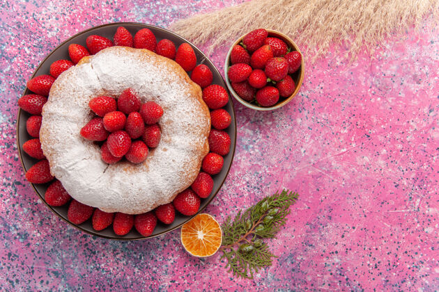 碗顶视图美味的草莓派与糖粉上的粉红色盘子派草莓