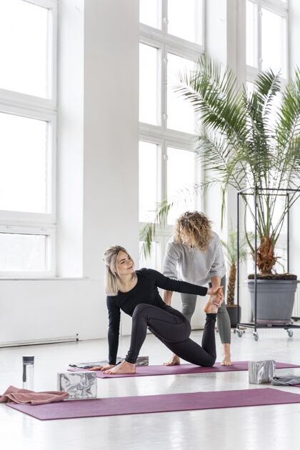健身全镜头的女人在垫子上练习瑜伽运动运动全镜头