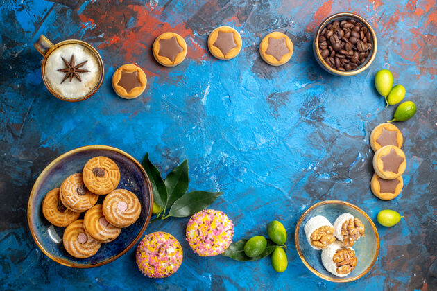 传统从远处俯瞰糖果不同的糖果饼干咖啡豆一杯咖啡饼干圆形形状