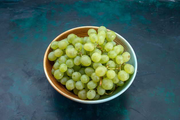 葡萄前视图新鲜的绿色葡萄内板上的蓝色盘子水果绿色