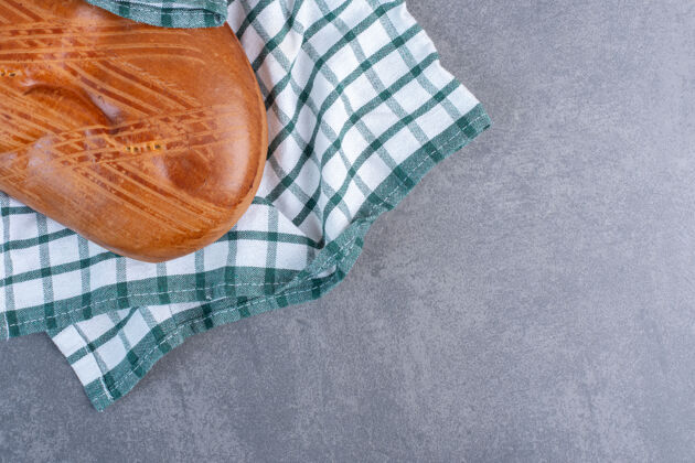 自制在条纹桌布上自制甜点小吃面包美味