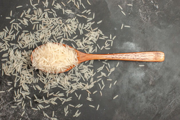 勺子顶部特写查看米饭在木勺上的桌子勺子工具米饭