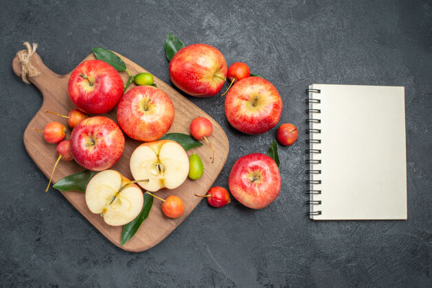 苹果俯视水果红黄苹果和樱桃在苹果笔记本旁边的黑板上多汁营养饮食