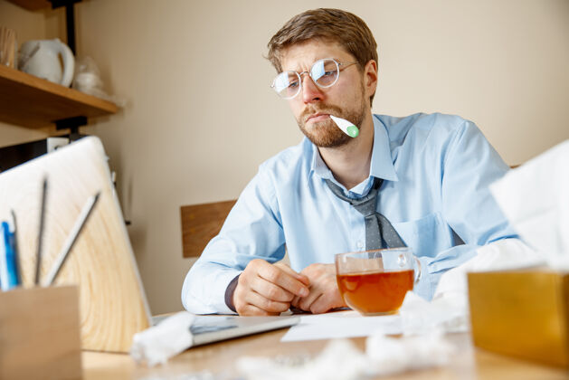 医疗保健感到恶心和疲倦在办公室工作的人喝一杯热茶 商人感冒 季节性流感大流行性流感 疾病预防 办公室空调引起疾病员工工作嗅