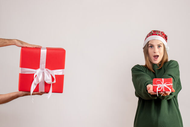 礼物正面图：年轻女性 几乎没有礼物 接受男性的礼物小节日礼物