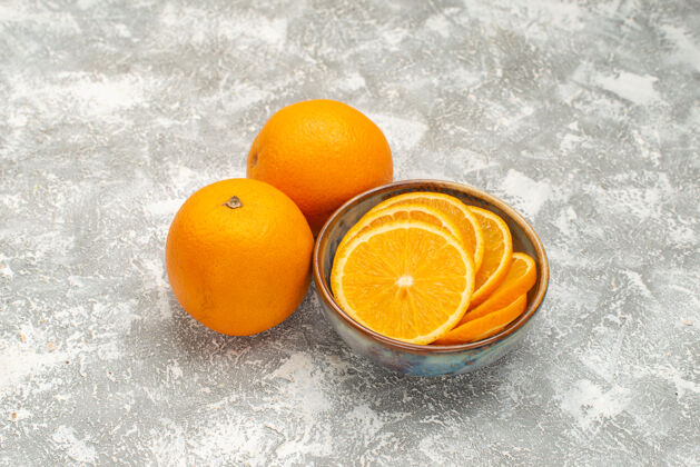 脐橙正面图新鲜橙子切片和整个醇厚的水果白色背景柑橘异国情调的热带果汁圆润橙子果汁