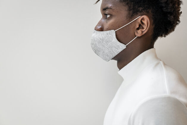 保护非洲裔美国人戴着口罩在新常态预防家伙男人