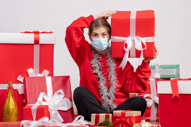 病毒正面图年轻女性围坐在圣诞礼物旁盒子购物惊喜