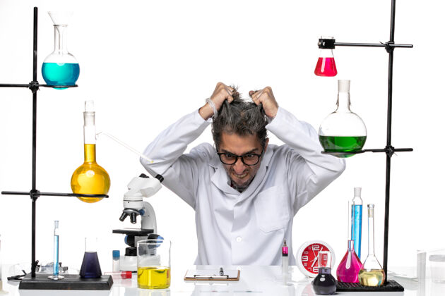 实验室前视图穿着医疗服的男科学家在白色背景病毒实验室化学科维德上扯头发医生化学实验室