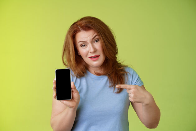 女性有话说质疑严重看着不高兴红发老妈表演撒尿手持智能手机指着空白手机屏幕要求答案发现女儿社交媒体照片短信女士成熟