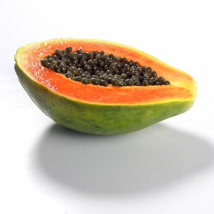 水果特写一个新鲜的木瓜水果切成两半隔离在一个白色的表面一半美味热带