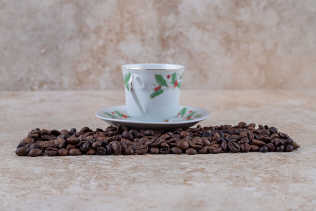 茶碟一堆干净的咖啡豆和一杯茶托上的咖啡美味咖啡排列
