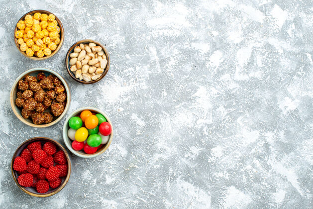 糖顶视图不同的糖果坚果和密室在白色空间紧身衣蛋糕生的