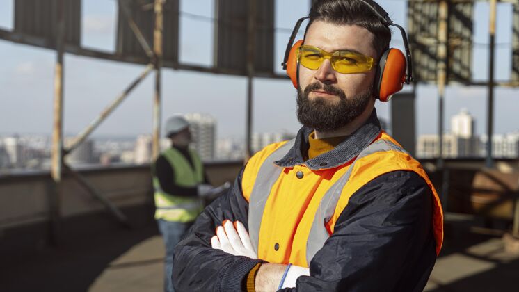 耳机中弹手拿着装备摆姿势建筑工人安全生活方式
