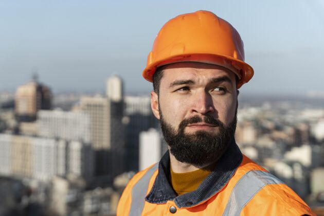 工人特写戴防护头盔的人工作建筑工人设备