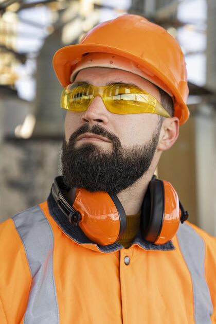 工作安全穿防护装备的人靠近头盔安全人