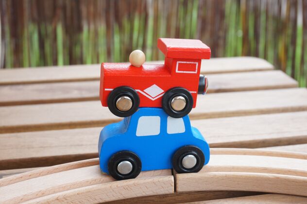街道一辆红色的马车和一辆蓝色的汽车放在木桌上的垂直对焦镜头颜色儿童汽车